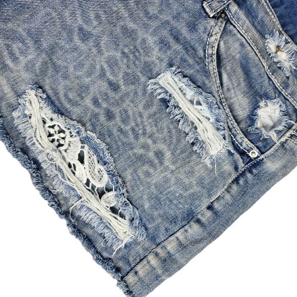 YMI Wanna Betta Butt Low-Rise Distressed Frayed Hem Denim Shorts Size 11 - Picture 3 of 7